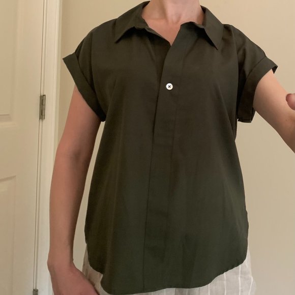 Green Button-Down Short-Sleeved Blouse - Picture 2 of 4